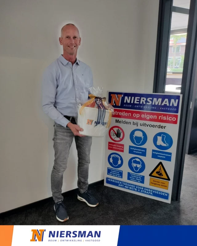 TEAM KAM | Nieuwe collega 

Vorige week is Frans gestart als onze nieuwe KAM Coördinator!✨ 
Frans zorgt er met zijn passie en ervaring voor dat kwaliteit, veiligheid en milieu bij ons topprioriteit blijven💪🌍
 
Welkom aan boord, Frans! 🎉 Veel succes en plezier in je nieuwe functie! 

"Elke droom begint klein. Niersman bouwt ze in het groot."🏰

#Welkom #NieuweCollega #Veiligheid #Mileur #Kwaliteit #Arbeidsomstandigheden #KAMcoordinator #Niersman #Integer #Ondernemend #Inspirerend #Familiebedrijf #ElkeDroomBegintKleinNiersmanBouwtZeInHetGroot #Onboarding #Knapstaaltjewerk