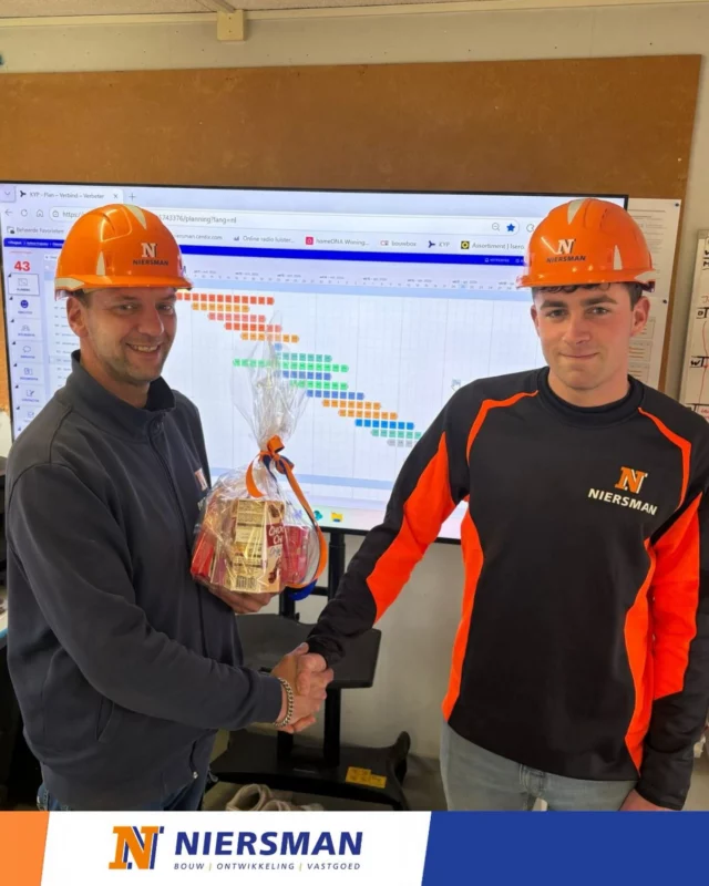 🎉 TEAM UITVOERING | van stagiair naar Jr. assistent-uitvoerder 🎉
Joel heeft zijn stage succesvol afgerond en daar zijn we trots op! 💪 Tijdens zijn stageperiode liet hij zien dat hij niet alleen leergierig en gemotiveerd is, maar ook een echte aanpakker op de werkvloer is.

Vanaf maandag treedt Joel officieel in dienst als Jr. assistent-uitvoerder binnen ons team. 👷‍♂️

Joel, gefeliciteerd met deze mooie stap. We kijken uit naar je verdere groei en naar alle mooie projecten die we samen gaan realiseren! 🚀

“Dromen beginnen klein. Niersman bouwt ze in het groot.”

#niersman #familiebedrijf #integer #ondernemend #inspirerend